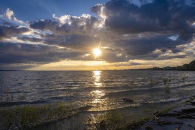 Lochau, Vorarlberg, Avusturya 'daki Kaiserstrand' da gün batımında dinleniyor.