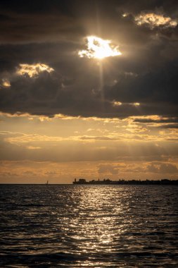 Lochau, Vorarlberg, Avusturya 'daki Kaiserstrand' da gün batımında dinleniyor.