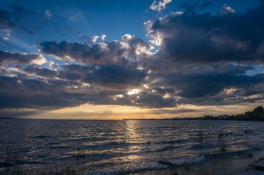 Lochau, Vorarlberg, Avusturya 'daki Kaiserstrand' da gün batımında dinleniyor.