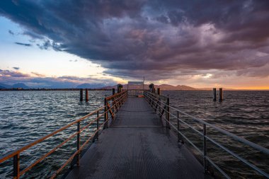 Lochau, Vorarlberg, Avusturya 'daki Kaiserstrand' da gün batımında dinleniyor.