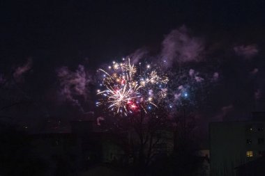 Avusturya 'nın Lochau şehrinde yeni yıl arifesinde renkli havai fişekler atmak için.