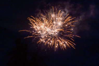 Avusturya 'nın Lochau şehrinde yeni yıl arifesinde renkli havai fişekler atmak için.