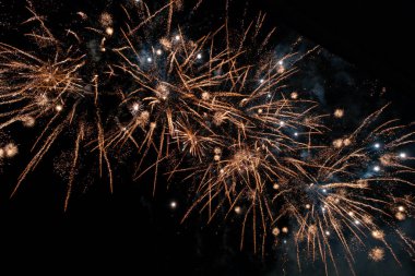 Avusturya 'nın Lochau şehrinde yeni yıl arifesinde renkli havai fişekler atmak için.