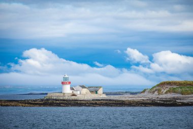 Inishmore 'daki Dog Head Deniz Feneri. İrlanda 'daki Aran Adaları