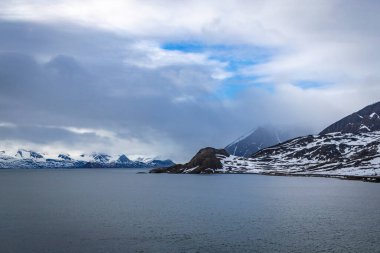 Spitsbergen 'de Hamiltonbukta' da dolaşmak ve buzullar boyunca araba sürmek ve kuşları izlemek.