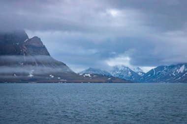 Spitsbergen ve Nordaustlandet arasında Svalbard 'da seyir halindeyiz.