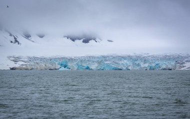 Spitsbergen ve Nordaustlandet arasında Svalbard 'da seyir halindeyiz.