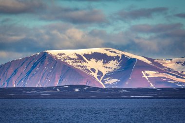 cruising on Svalbard between Spitsbergen and Nordaustlandet anlong glacier clipart