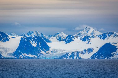 Spitsbergen ve Nordaustlandet arasında Svalbard 'da seyir halindeyiz.