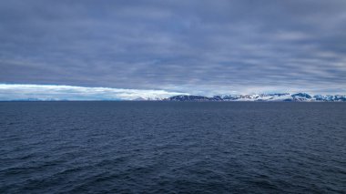 Spitsbergen ve Nordaustlandet arasında Svalbard 'da seyir halindeyiz.