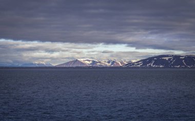 Spitsbergen ve Nordaustlandet arasında Svalbard 'da seyir halindeyiz.