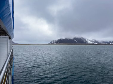 Spitsbergen ve Nordaustlandet arasında Svalbard 'da seyir halindeyiz.