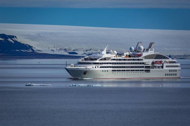 Spitsbergen ve Nordaustlandet arasında Svalbard 'da seyir halindeyiz.