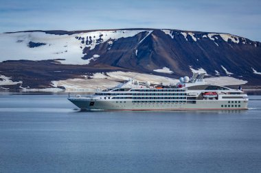 Spitsbergen ve Nordaustlandet arasında Svalbard 'da seyir halindeyiz.