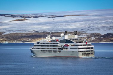Spitsbergen ve Nordaustlandet arasında Svalbard 'da seyir halindeyiz.