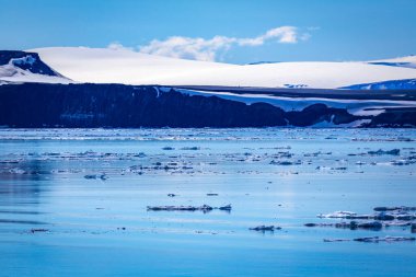 Spitsbergen ve Nordaustlandet arasında Svalbard 'da seyir halindeyiz.