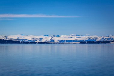 Spitsbergen ve Nordaustlandet arasında Svalbard 'da seyir halindeyiz.