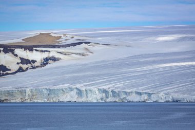 Spitsbergen ve Nordaustlandet arasında Svalbard 'da seyir halindeyiz.