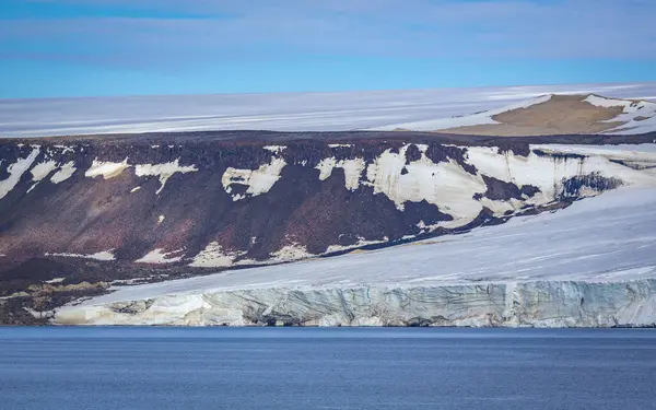 Spitsbergen ve Nordaustlandet arasında Svalbard 'da seyir halindeyiz.