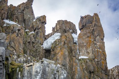 Svalbard, Norveç 'teki Spitsbergen ve Nordaustlandet arasındaki Alkefjellet' teki kayalar ve buzullar