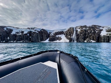 Svalbard, Norveç 'teki Spitsbergen ve Nordaustlandet arasında bir keşif gemisiyle Alkefjellet' e gidiyoruz.