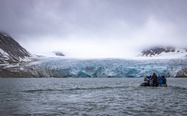 Buzul boyunca Svalbard 'daki Magdalensfjord' da Kuzey Kutbu 'nda dolaşmak.