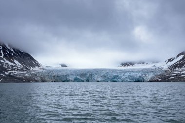 Buzul boyunca Svalbard 'daki Magdalensfjord' da Kuzey Kutbu 'nda dolaşmak.