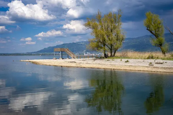 Schweinebucht ve Wocherhafen 'deki renkli manzara ve Constance Gölü' ndeki yerel dinlenme alanı.
