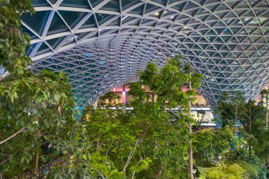 Katar 'daki çok modern havalimanı Doha' da yürüyoruz.