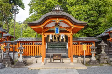 Japonya 'da Kyoto yakınlarındaki ilginç Fushimi Inari Tapınağı' na yürüyorum.