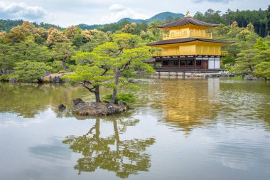 Japonya 'da Kyoto yakınlarındaki Kyoto Ginkakuki Tapınağını ziyaret ediyorum.