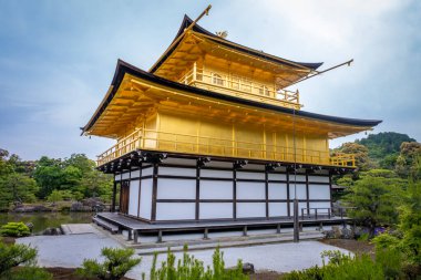 Japonya 'da Kyoto yakınlarındaki Kyoto Ginkakuki Tapınağını ziyaret ediyorum.