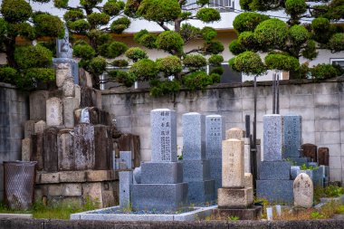 Kyoto 'daki akrabaları anmak için bir mezarlığı ziyaret ediyorlar.