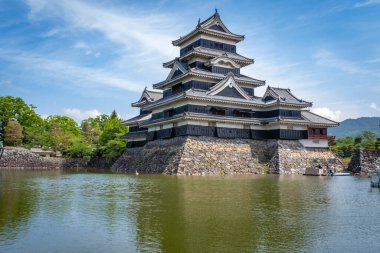 Japonya 'daki tarihi matsumoto kalesini ziyaret ediyor.