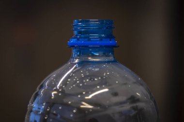 Mavi bir PET şişesini kapat.
