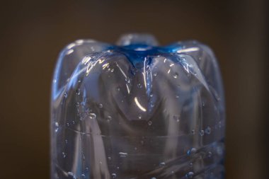 Mavi bir PET şişesini kapat.