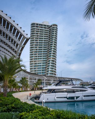 Doğu Kıbrıs 'taki Ayia Napa Marina' da harika evler ve binalar