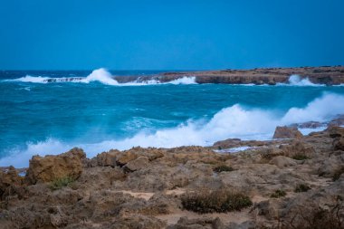 Kıbrıs üzerindeki Cape Greco 'da dalgalar ve fırtına