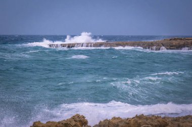 Kıbrıs üzerindeki Cape Greco 'da dalgalar ve fırtına