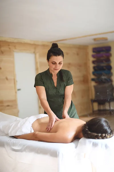 Retrato Mujer Masajista Presionando Espalda Mujer Camilla Para Liberar Energía Imagen De Stock