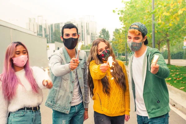 Grupo Amigos Milenares Multiétnicos Celebram Conjunto Livre Com Máscaras Fogos — Fotografia de Stock