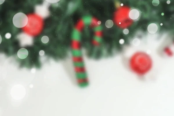 Χριστουγεννιάτικο Φεστιβάλ Χιόνι Θολούρα Bokeh Χριστουγεννιάτικο Δέντρο Και Κουτί Δώρου — Φωτογραφία Αρχείου