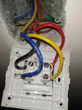 Bangalore, Karnataka, India-Aug 13, 2022: Elektrik kablolarının kapatılması ve arka plan onarımları