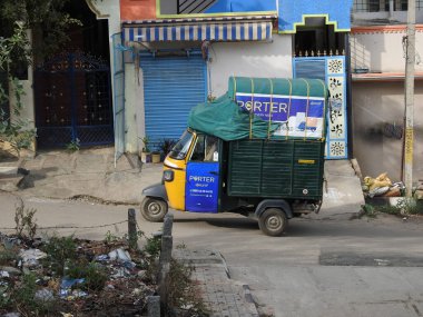 Bangalore, Karnataka, Hindistan: 11 Kasım 2022: Yol kenarındaki güzel yerel sokak araçlarının kapatılması.