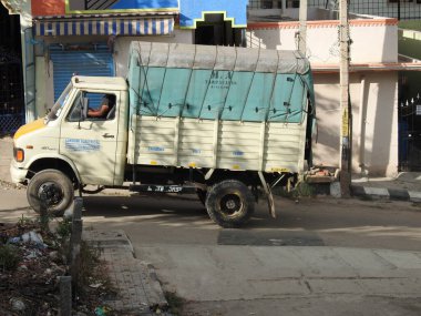 Bangalore, Karnataka, Hindistan: 11 Kasım 2022: Yol kenarındaki güzel yerel sokak araçlarının kapatılması.
