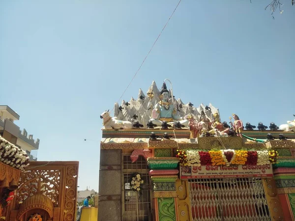 班加罗尔 卡纳塔克邦 2020年2月21日 Maha Shivaratri神殿中漂亮装饰的什瓦神殿 什瓦林加 楠迪的关闭 — 图库照片