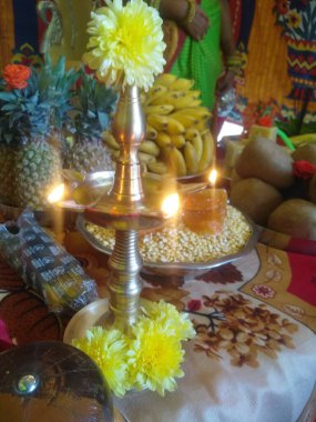 Geleneksel Hint yemeği ve meyveleri tabakta.