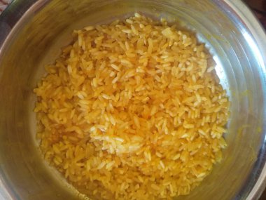 Geleneksel Hint yemeği ve meyveleri tabakta.