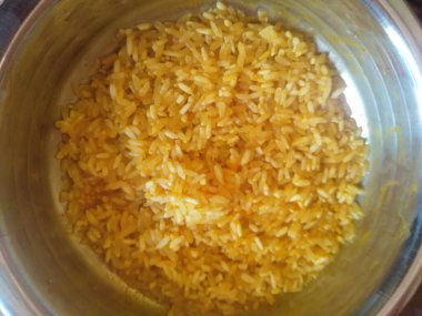 Geleneksel Hint yemeği ve meyveleri tabakta.