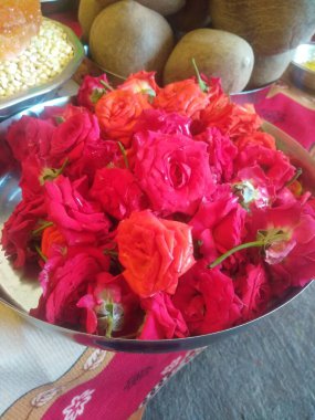 Geleneksel Hint yemeği ve meyveleri tabakta.